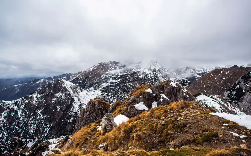 高原 雪山 草 冬天 2022年 Bing 5K桌面壁纸5120×3200