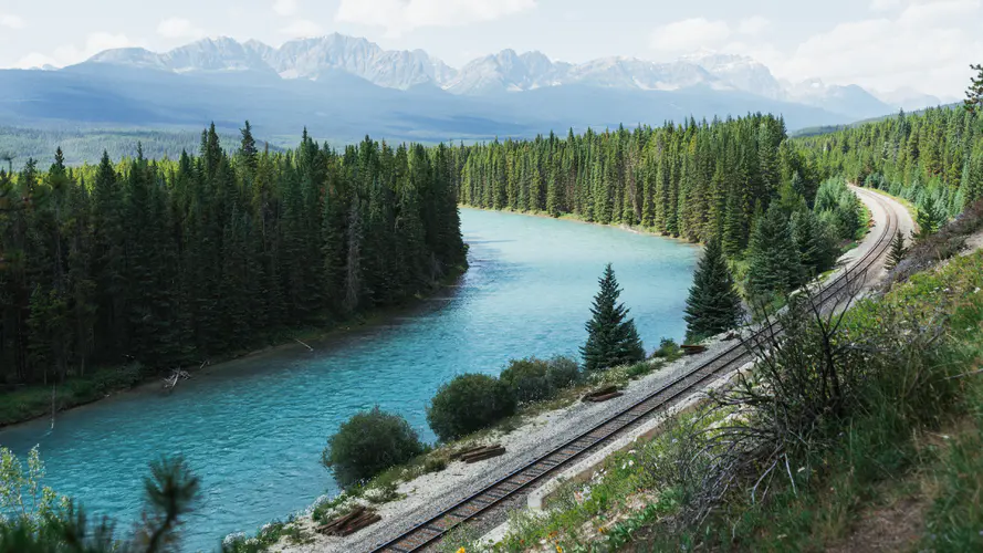 路易斯湖 水资源 自然景观 落叶松 水道 4K桌面壁纸 3840×2160