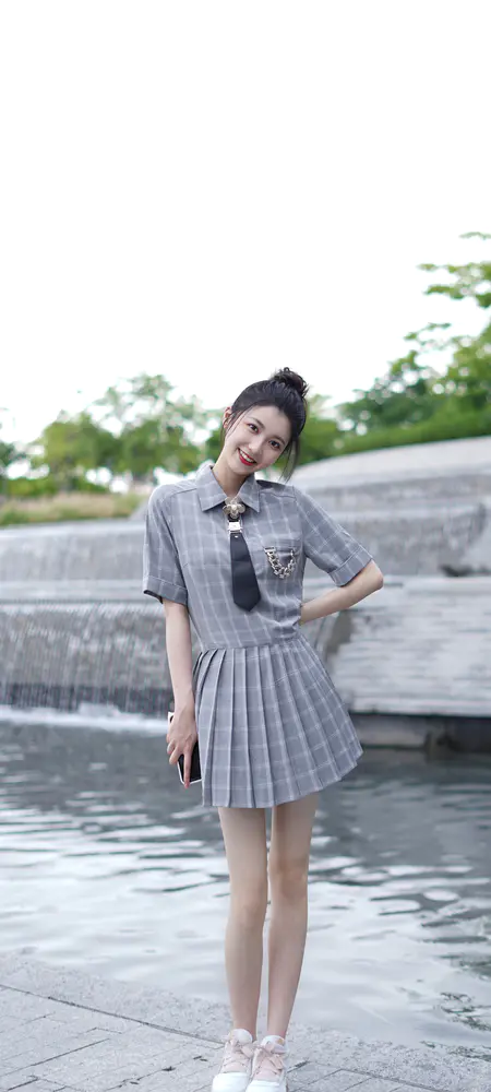 清新少女格子裙水边写真壁纸