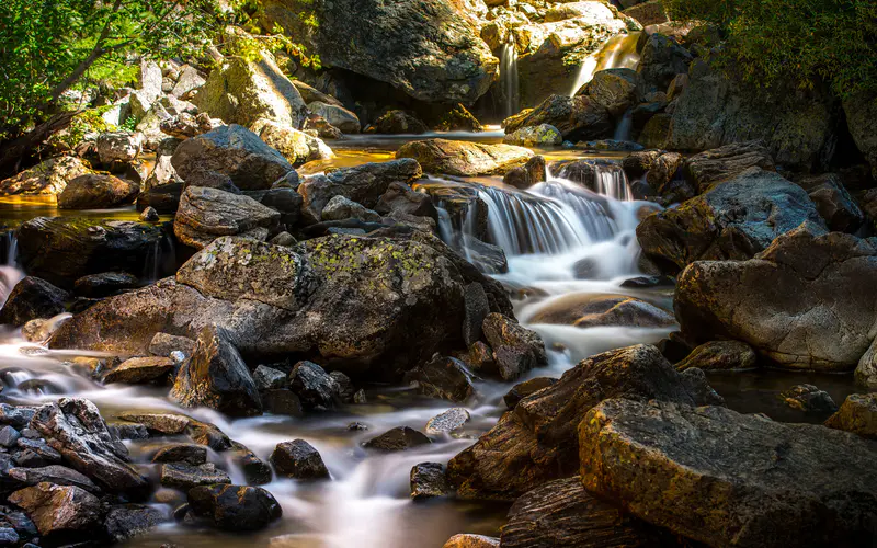 石质山 河流 丛林 阳光 5K桌面壁纸5120×3200