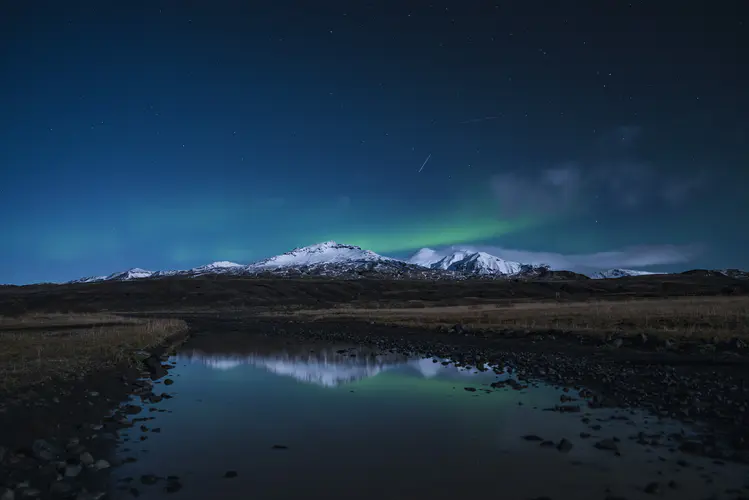 壮观的雪山风景 繁星与北极光交相辉映，4K高清壁纸