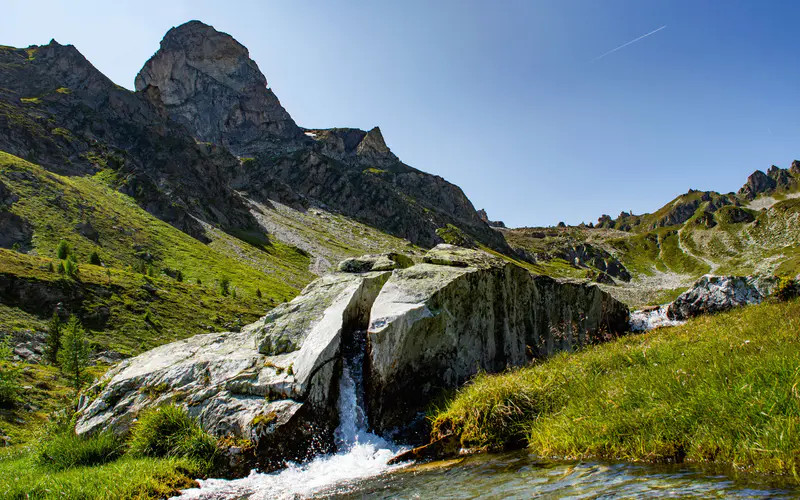 山 草甸 河流 埃尔吉施 瑞士 5K桌面壁纸5120×3200