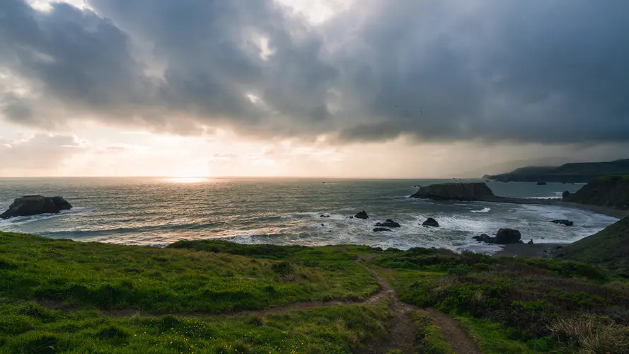 海岸 日落 草地 阴云 风景 壁纸