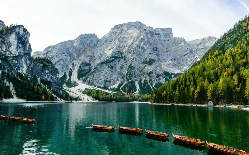 多洛米蒂山 森林 湖泊 小船 旅行 意大利 5K桌面壁纸5120×3200