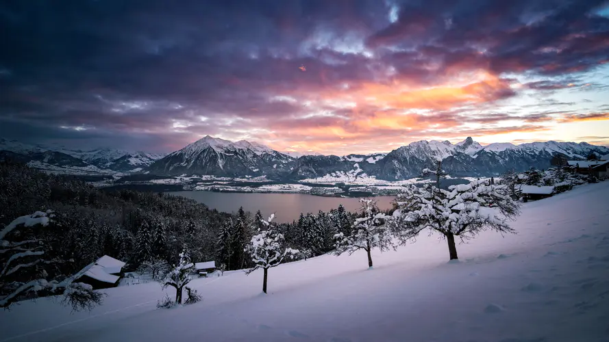 壮观的雪山风景 4K高分辨率自然冬季壁纸，为您的屏幕增添寒冷之美