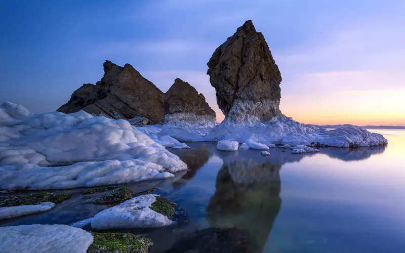 冬天 冰冻的 岩石 2021 湖泊 风景 5K桌面壁纸5120×3200 照片