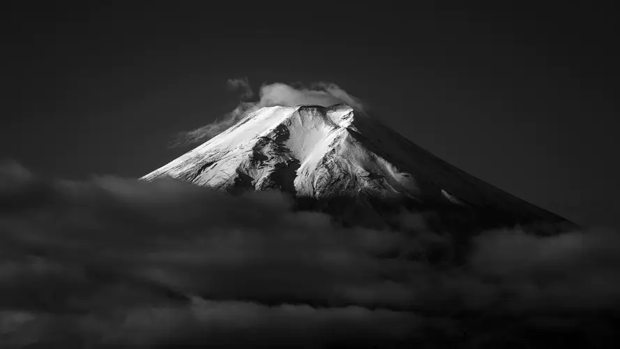 富士山 黑色和白色的 气氛 4K桌面壁纸 3840×2160