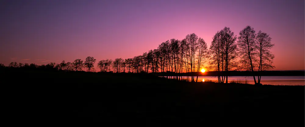 日出湖畔的宁静景色_3840x1600带鱼屏_高清电脑桌面壁纸