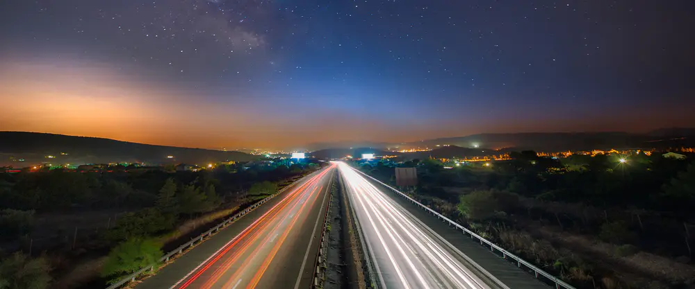 高速公路上的车流夜景_3840x1600带鱼屏_高清电脑桌面壁纸