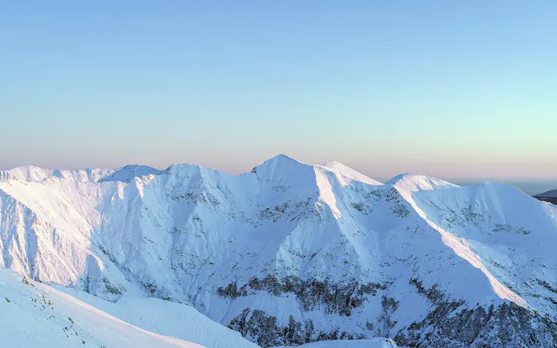 法加拉斯山,罗马尼亚,2022,冬天,白雪皑皑,5K桌面壁纸5120×3200,照片