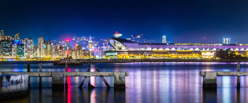 香港夜景：维多利亚港湾流光溢彩，现代建筑群璀璨夺目_3840x1600带鱼屏_高清电脑桌面壁纸