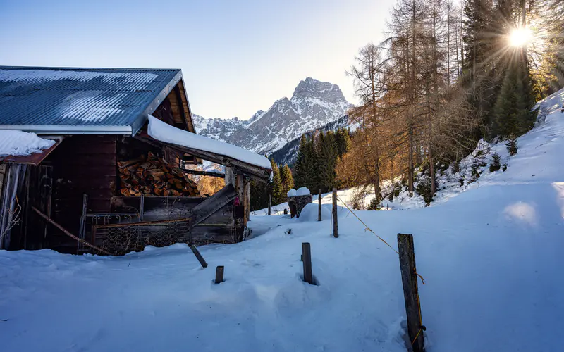 阿尔卑斯山 雪 阳光 山谷 小屋 瑞士 5K桌面壁纸5120×3200