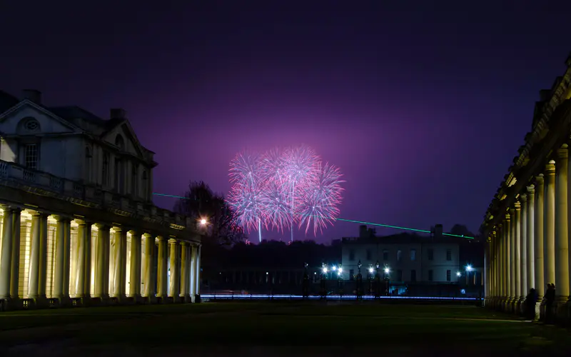 烟花 旧皇家海军学院 伦敦 必应 5K桌面壁纸5120×3200