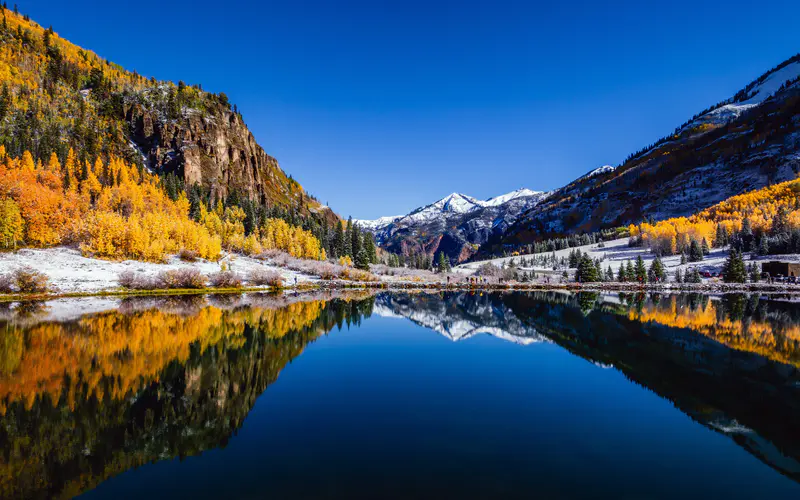 水晶湖 深秋 宁静 雪山 5K桌面壁纸5120×3200