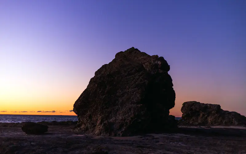 海岸 海滩 巨石 日落 剪影 5K桌面壁纸5120×3200