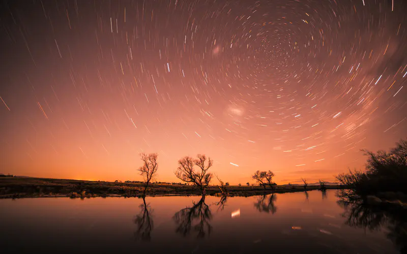 星轨 夜 湖 树木 自然 风景 5K桌面壁纸5120×3200