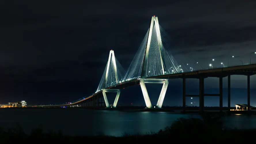 城市景观 夜晚的索桥与灯光，河流旁的4K壁纸
