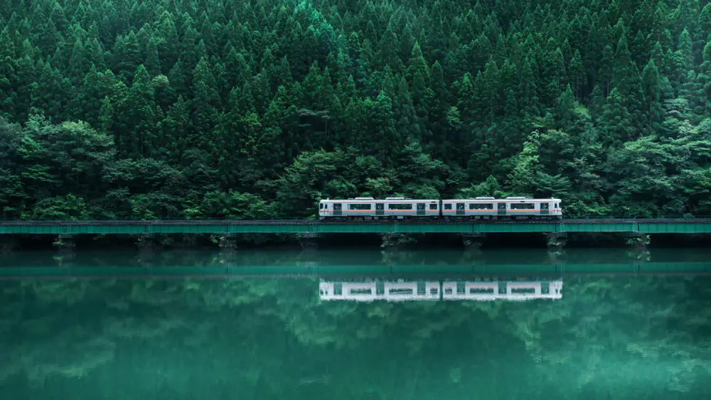 森林湖畔列车反射4K高清电脑桌面壁纸