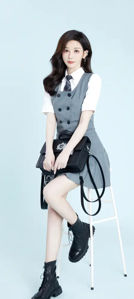 清纯少女 学生装 黑色皮包
