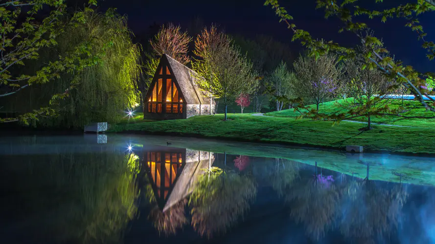 夜晚 夜间 别墅风景 湖水 树 草 房子 倒影 小屋 灯光 4k风景壁纸