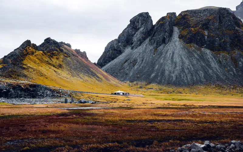 秋天 房子 Vestrahorn 山 冰岛 5K桌面壁纸5120×3200