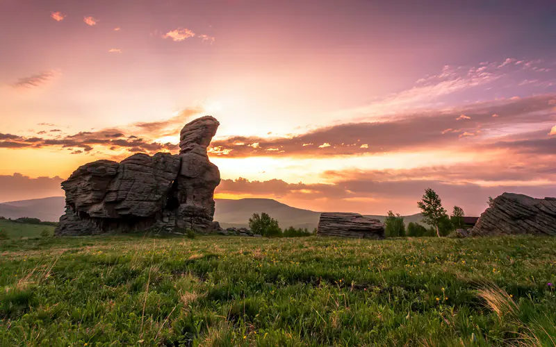 日出 奇异 石头 草 2021 风景 5K桌面壁纸5120×3200 照片