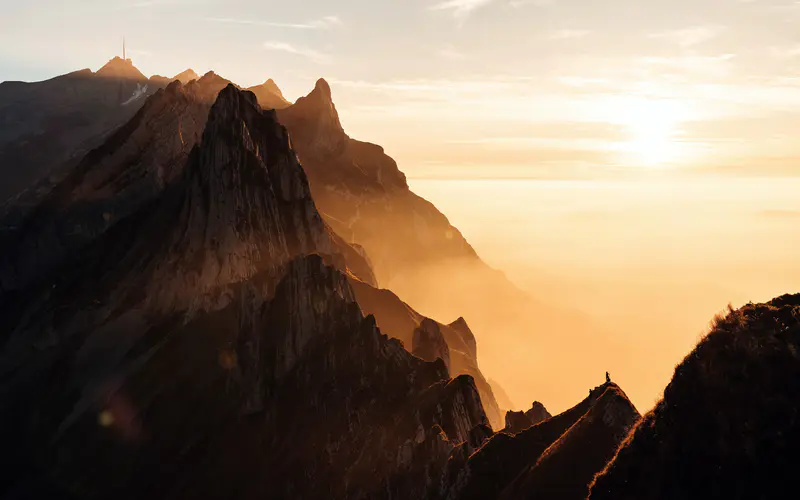 山 早晨 雾 日出 阳光 瑞士 5K桌面壁纸5120×3200