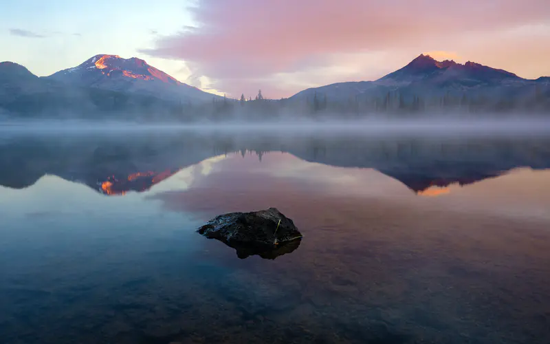 湖,石头,雾,2022,风景,5K桌面壁纸5120×3200,倒影