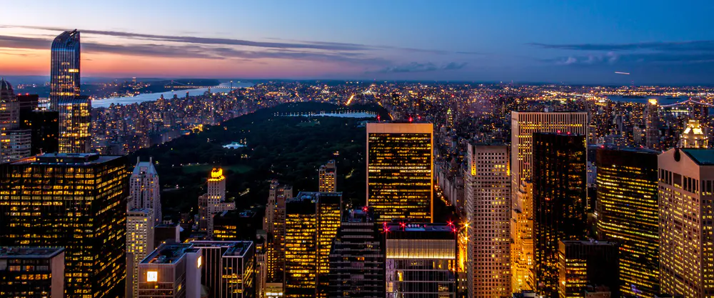 纽约城市天际线夜景_3840x1600带鱼屏_高清电脑桌面壁纸