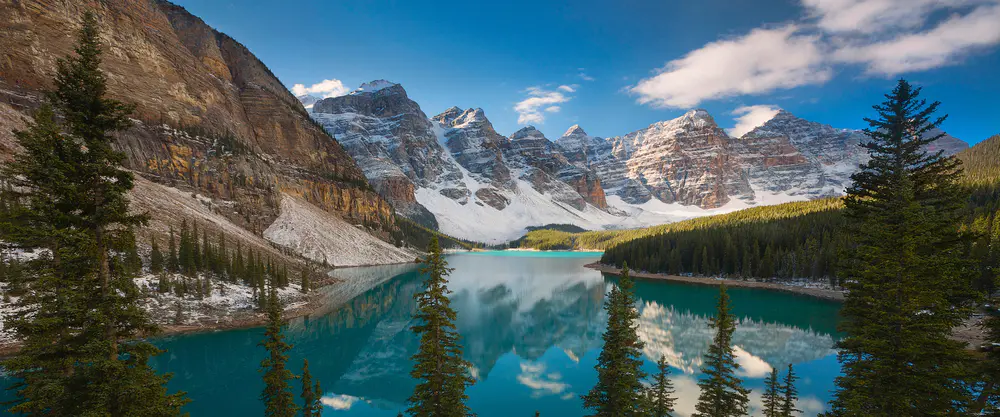 清晨的静谧湖泊与雪山美景_3840x1600带鱼屏_高清电脑桌面壁纸