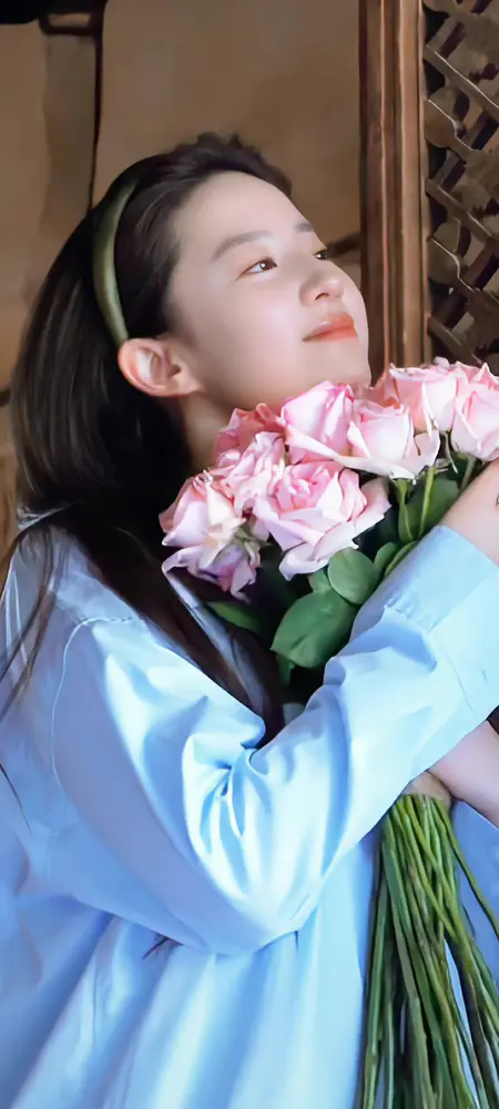 温柔少女手捧粉色玫瑰壁纸