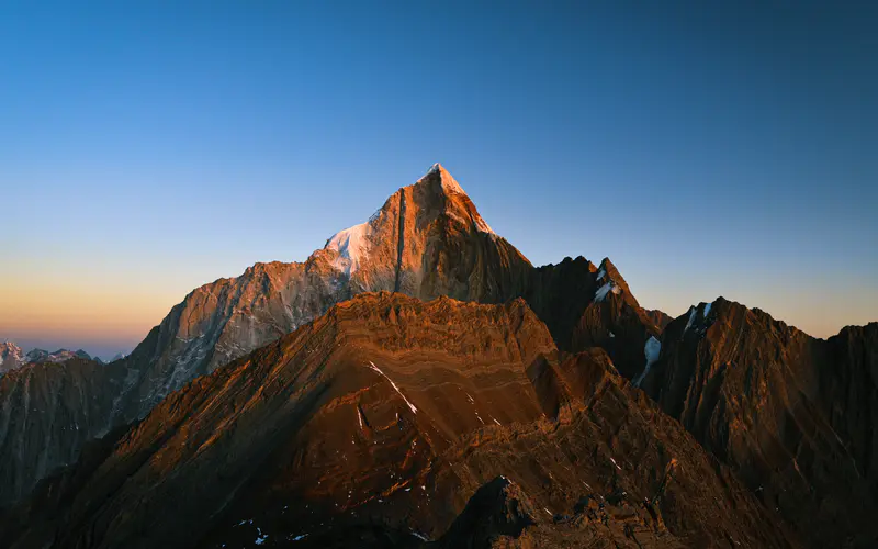 山峰 锋利 悬崖 日落 景观 5K桌面壁纸5120×3200