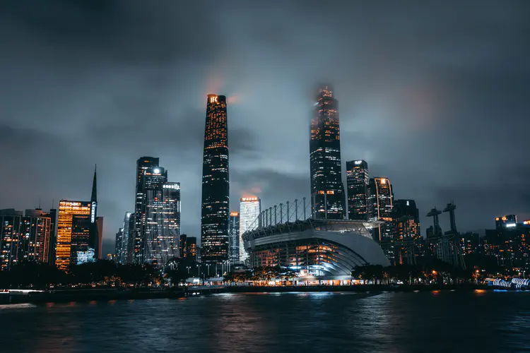 城市灯光与云影下的4K壁纸 现代都市的夜晚魅力