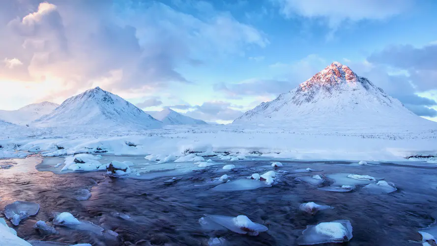 冬季雪景 自然之美与宁静的河流——4K高清壁纸