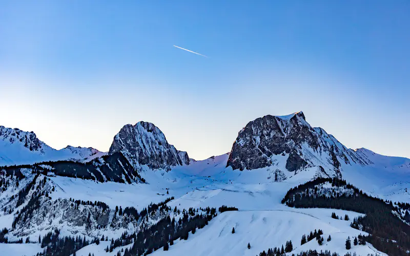 山峰 雪 流星 2021 冬天 5K桌面壁纸5120×3200 照片