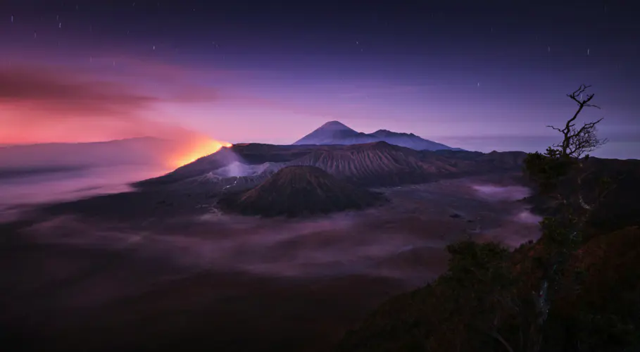 自然景观 壮观的山脉、火山与云海之夜，4K高清壁纸欣赏