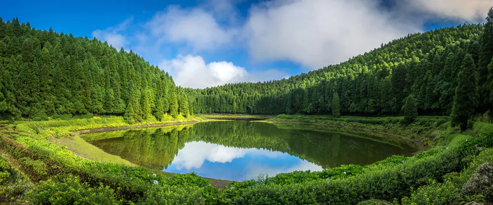 宁静山林湖泊_3840x1600带鱼屏_高清电脑桌面壁纸