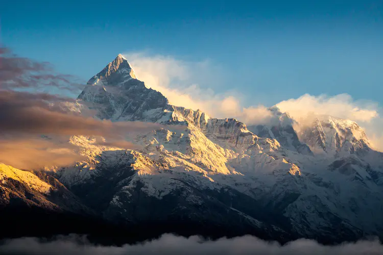 壮观的雪山顶风景 阳光照耀下的蓝色天空与晴朗天空