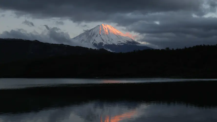 自然风景 雪山、云、树和湖水 4K高清桌面壁纸