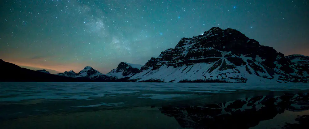 星空下的雪山湖泊夜景_3840x1600带鱼屏_高清电脑桌面壁纸