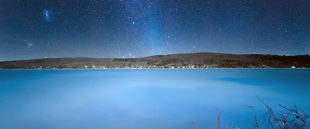 夜空与静谧湖面的结合_3840x1600带鱼屏_高清电脑桌面壁纸