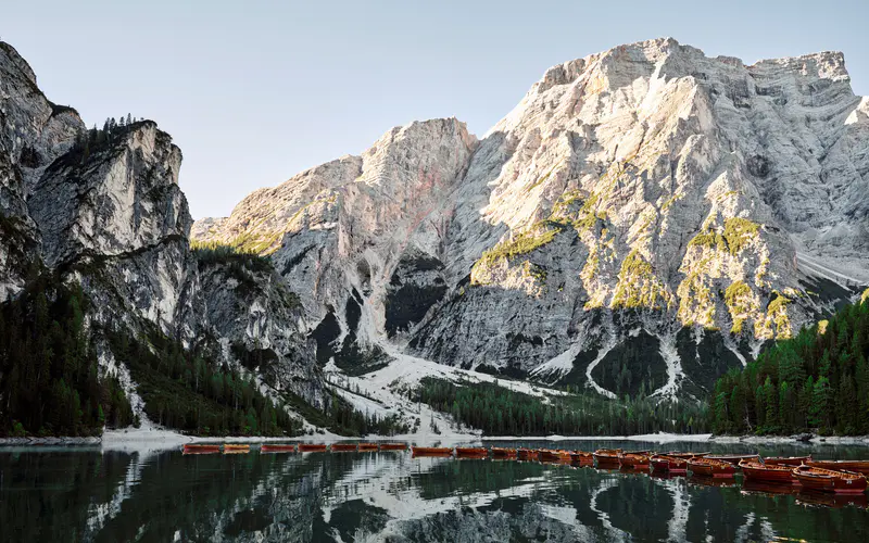 早晨 山 湖 船 南蒂罗尔 意大利 5K桌面壁纸5120×3200