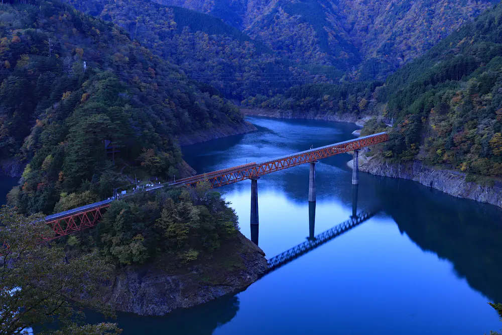 自然 景观 树木 森林 水 河流 电线 桥梁 山脉 彩虹桥 4K壁纸