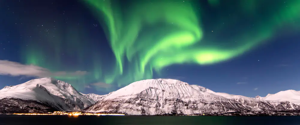 北极光夜景_3840x1600带鱼屏_高清电脑桌面壁纸