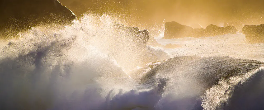 海浪撞击岩石的晨光美景_3840x1600带鱼屏_高清电脑桌面壁纸