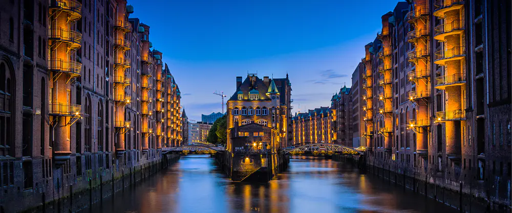 德国汉堡仓库城夜景_3840x1600带鱼屏_高清电脑桌面壁纸