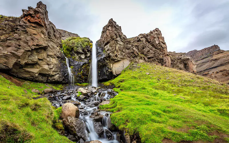 山 瀑布 岩石 草 冰岛 旅行 5K桌面壁纸5120×3200