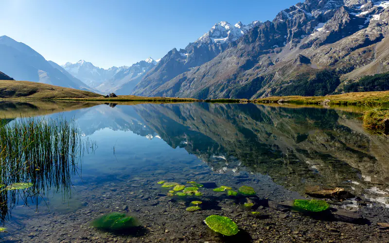 雪山 山谷 湖泊 夏季 自然 风景 5K桌面壁纸5120×3200