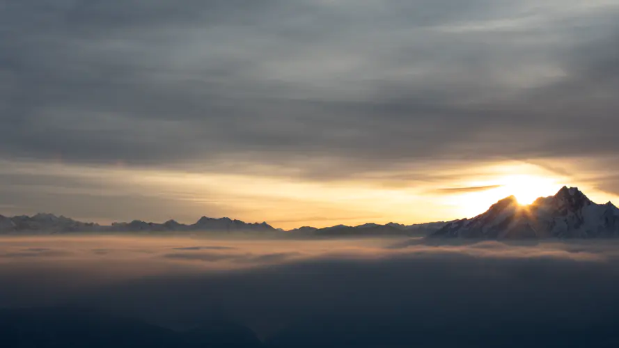 自然风景 雄伟的山脉与飘渺的云海，日出时分的壮丽景色高清壁纸