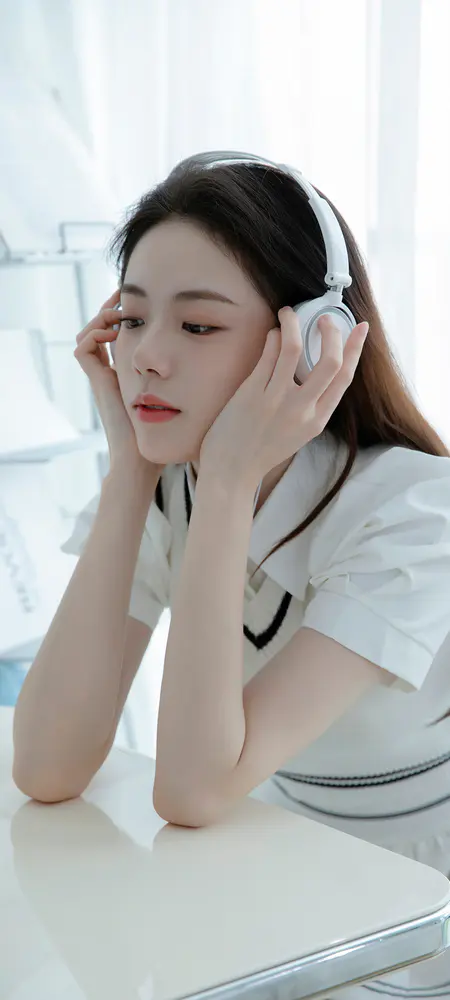 白衣耳机少女静听时光